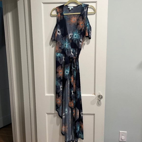 Veronica M Dresses & Skirts - Veronica M navy floral wrap dress
